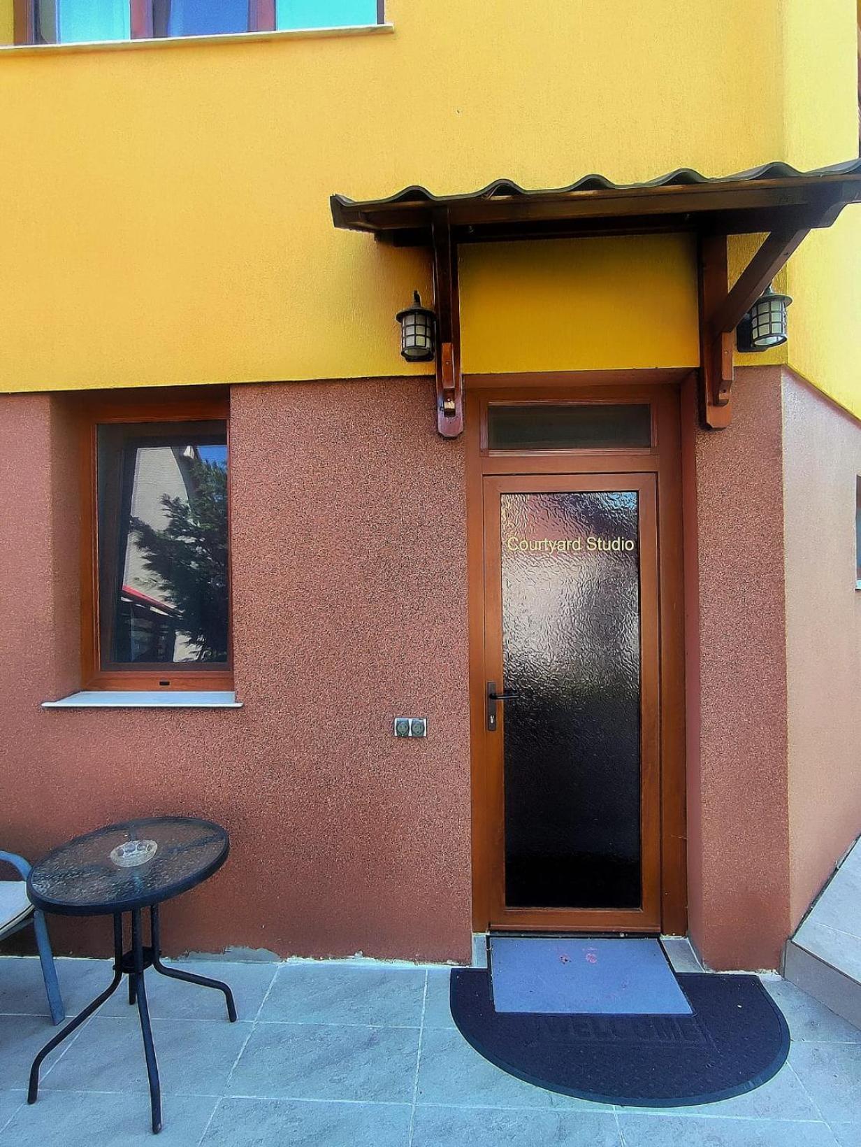Courtyard Studio Oradea Luaran gambar