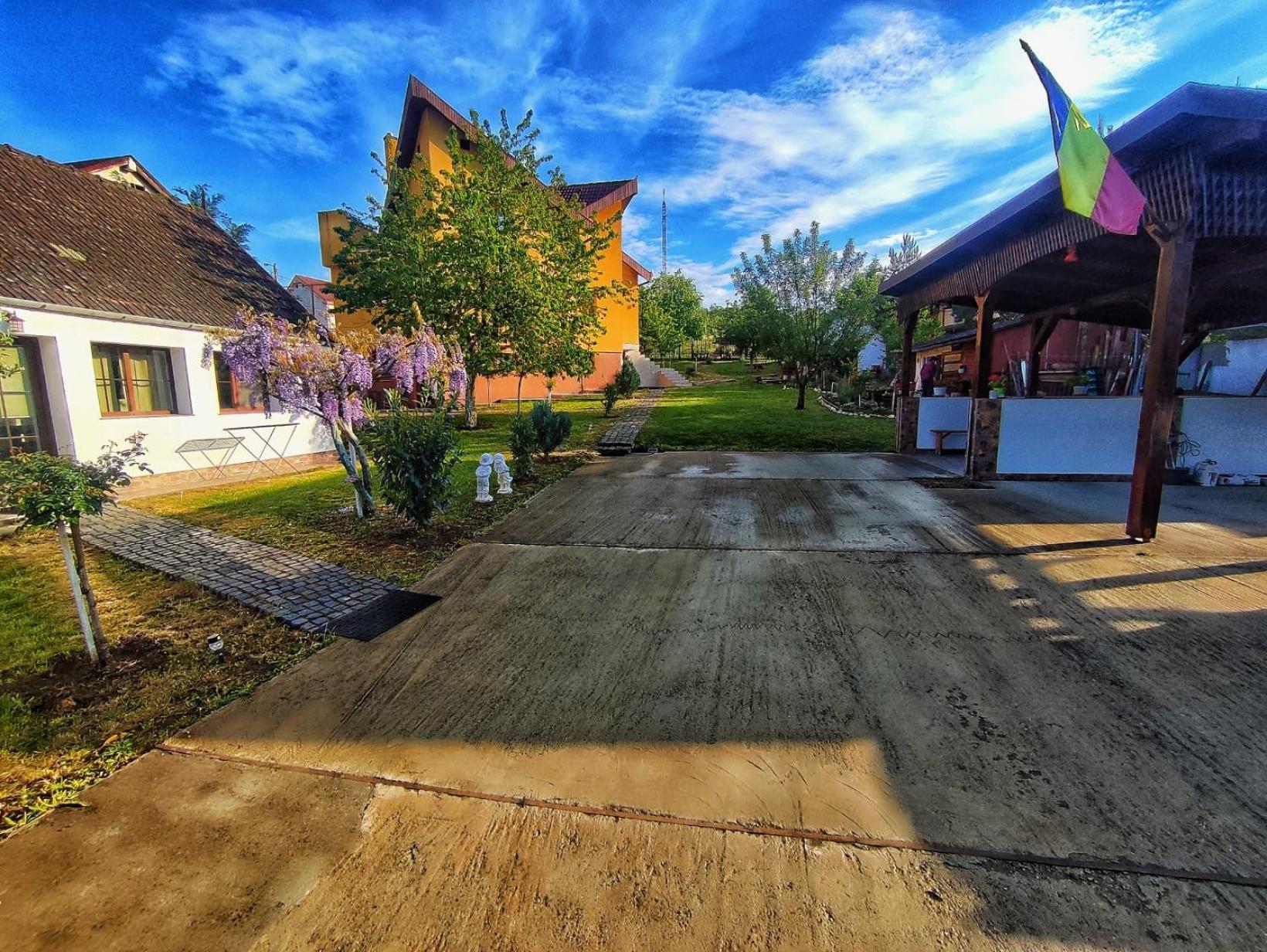 Courtyard Studio Oradea Luaran gambar