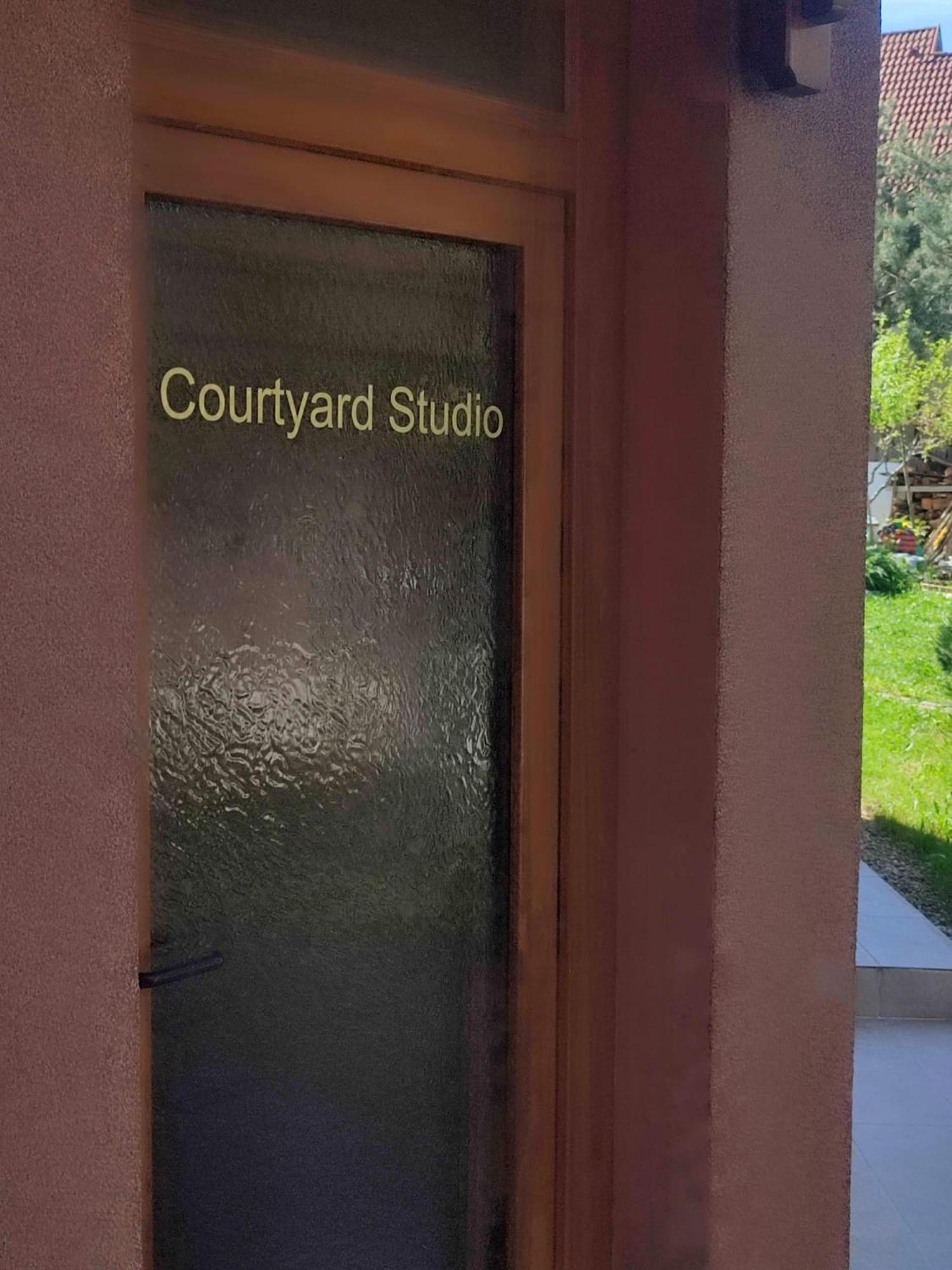 Courtyard Studio Oradea Luaran gambar